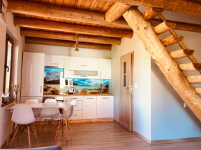 Domki Eden z księżycowego drewna z balia z jakuzzi, sauna